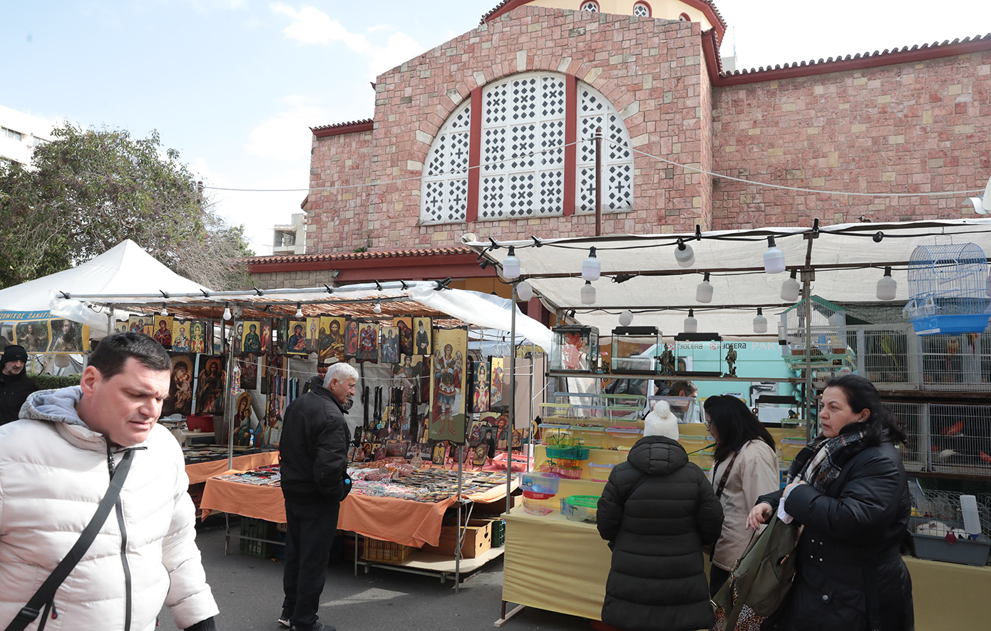 Οι φυλές των πανηγυριών: Πώς ζουν οι σύγχρονοι Έλληνες «νομάδες»