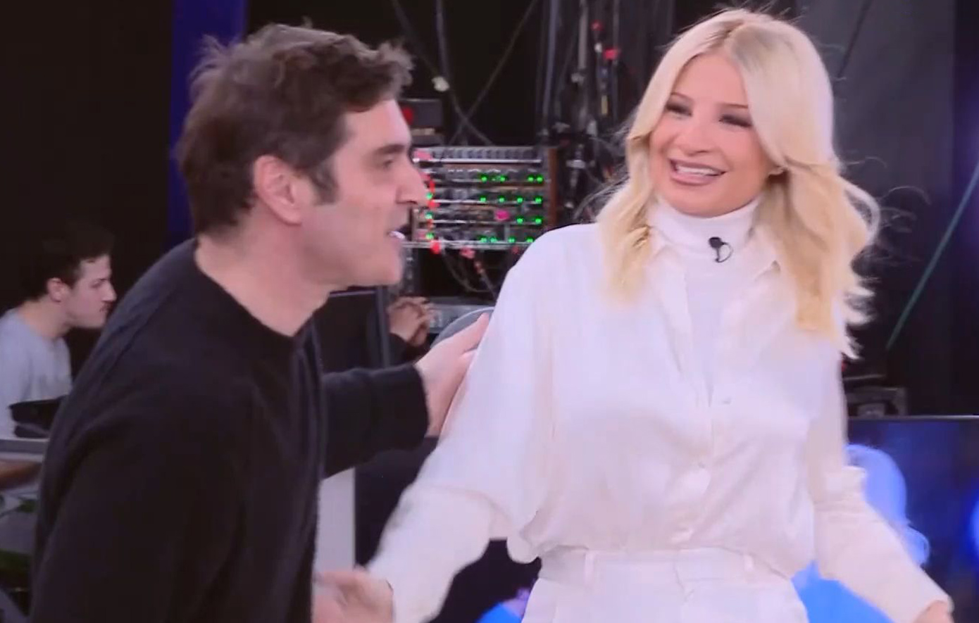 Ο Χριστόφορος Παπακαλιάτης εισέβαλε στο πλατό της εκπομπής «Buongiorno» &#8211; Τι του ζήτησε η Φαίη Σκορδά