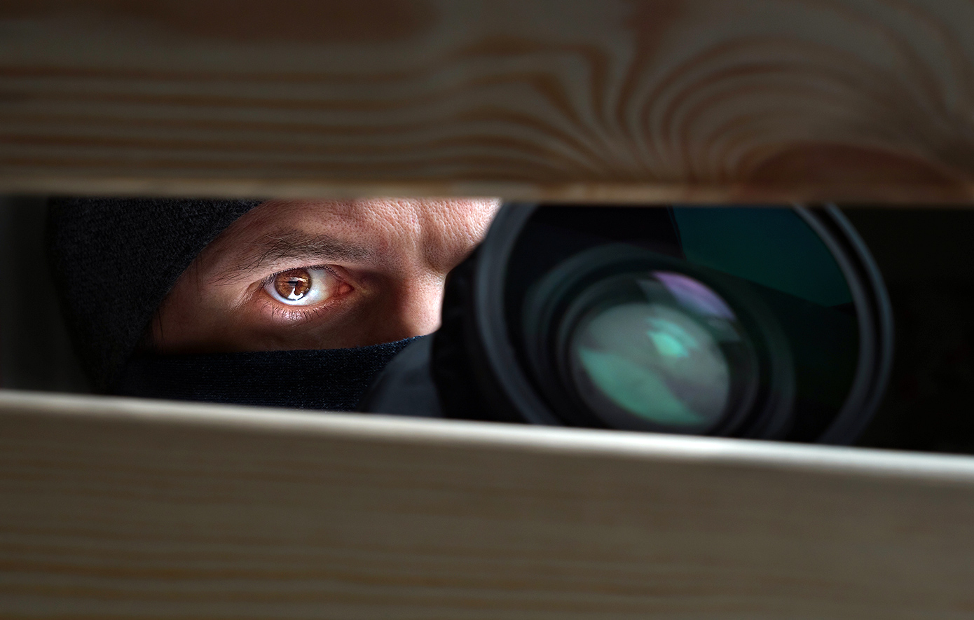 Μυστικές ταυτότητες με τη σφραγίδα του κράτους: Πώς η Ελλάδα θεσμοθετεί πλέον τους δικούς της «αόρατους» πράκτορες