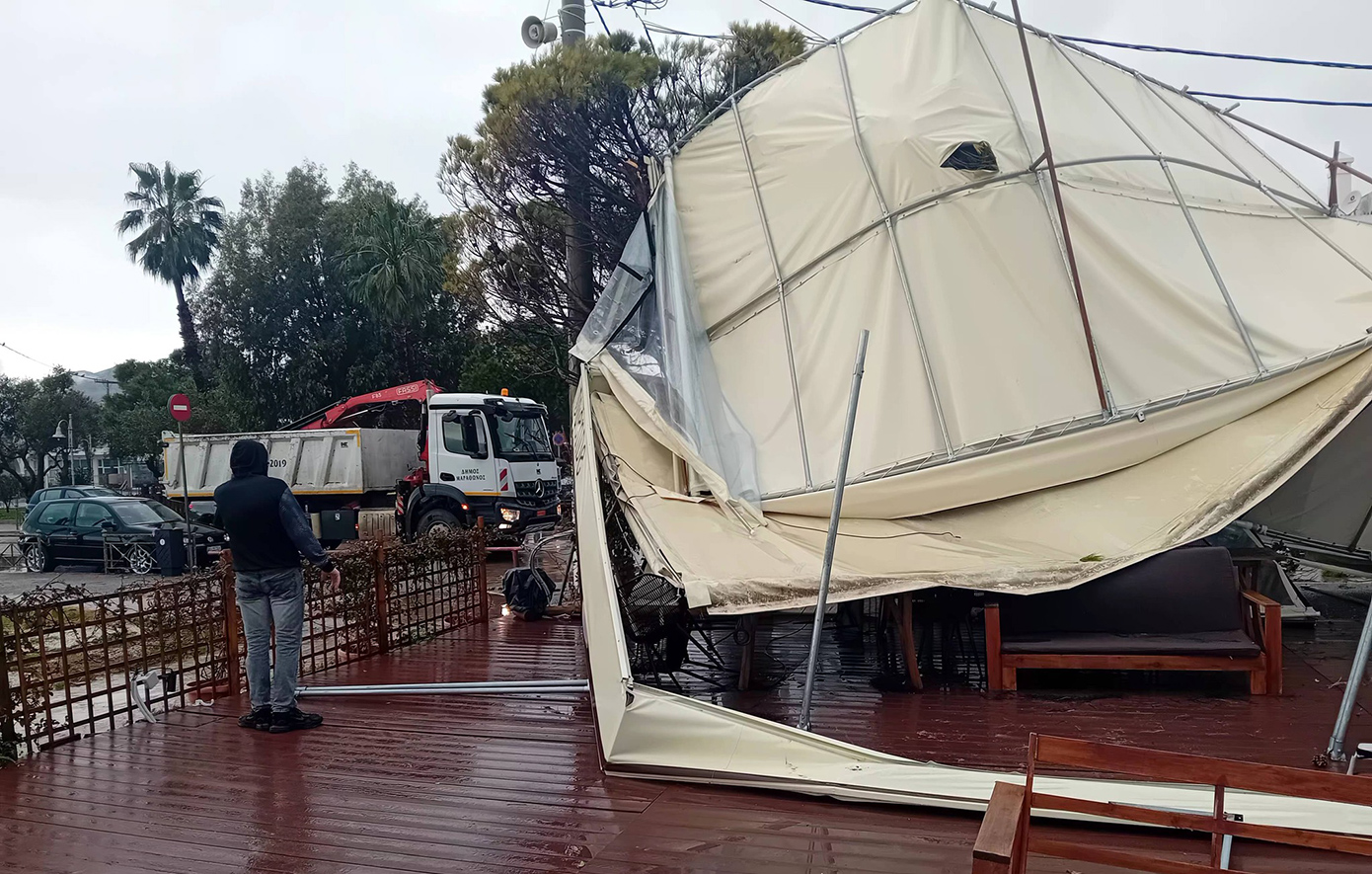 Ισχυροί άνεμοι στην παραλία Μαραθώνα: Ζημιές σε επιχειρήσεις, έπεσαν σκέπαστρα και τέντες &#8211; Δείτε εικόνες