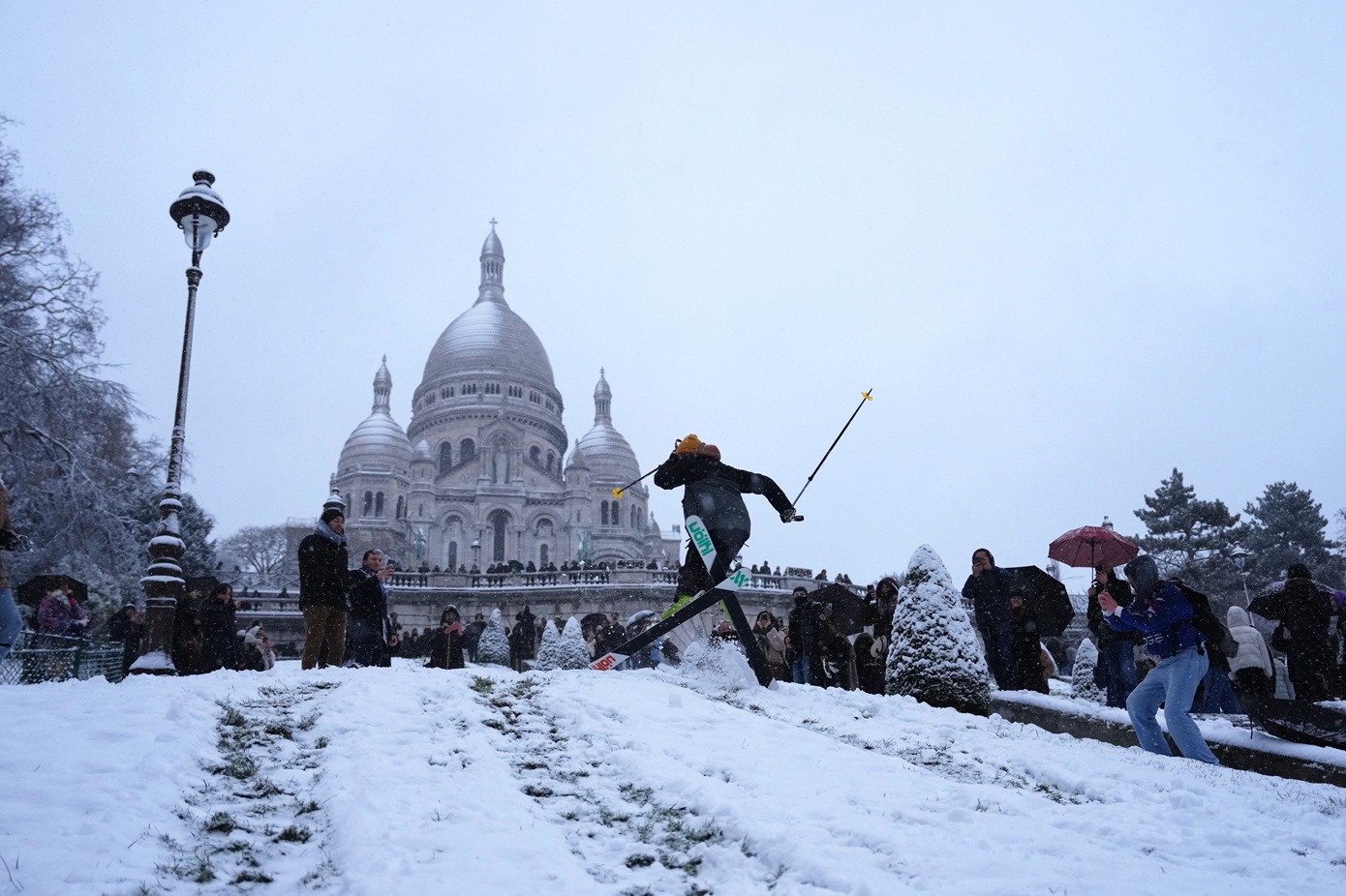 Σκιέρ μετέτρεψαν τα σκαλιά της Σακρ Κερ σε πίστα σκι &#8211; Δείτε εντυπωσικά βίντεο από το χιονισμένο Παρίσι
