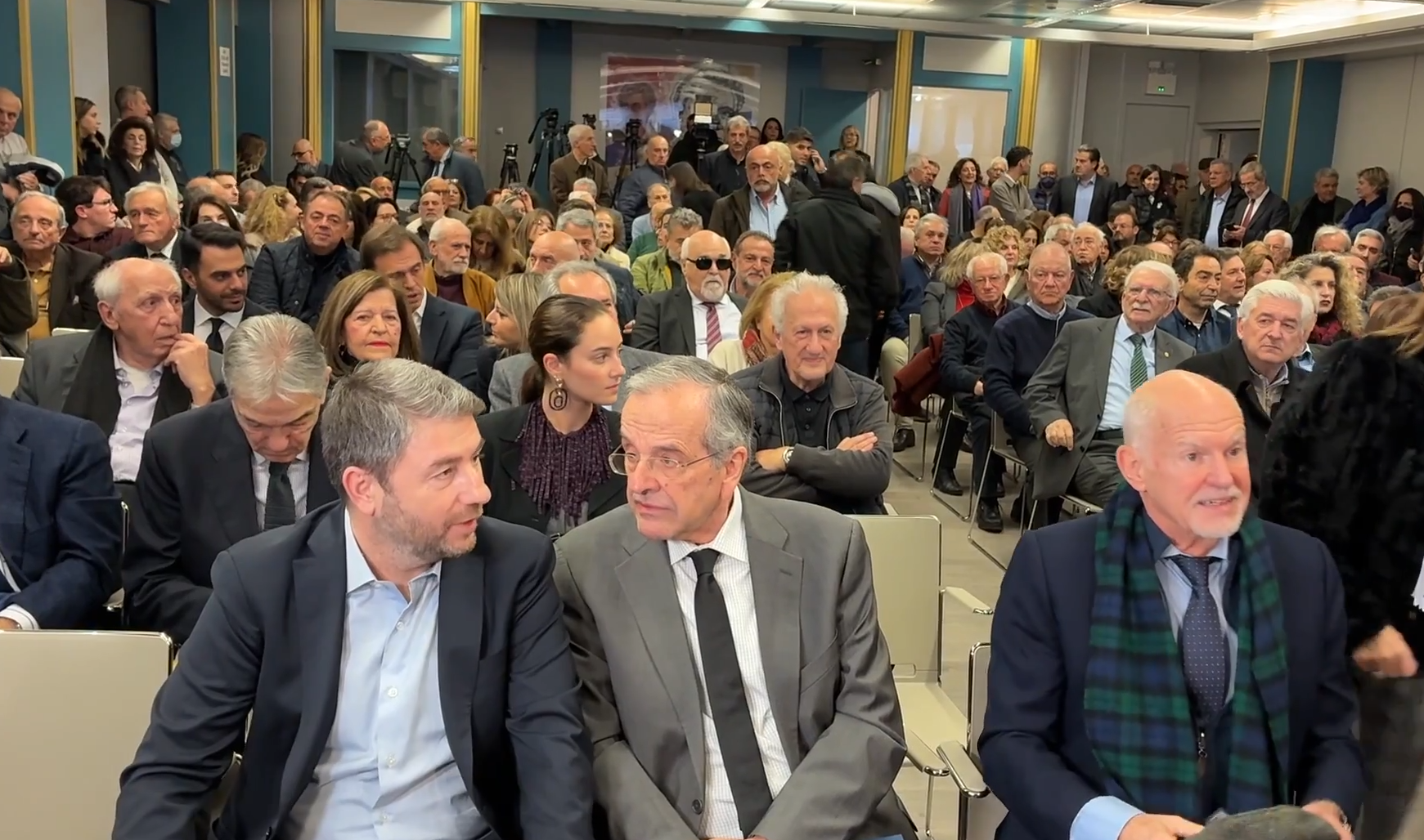 Σαμαράς, Παπανδρέου και το όλον ΠΑΣΟΚ στην ΕΣΗΕΑ για τον Σήφη Βαλυράκη &#8211; «Πηγαδάκια», αγκαλιές και συγκίνηση