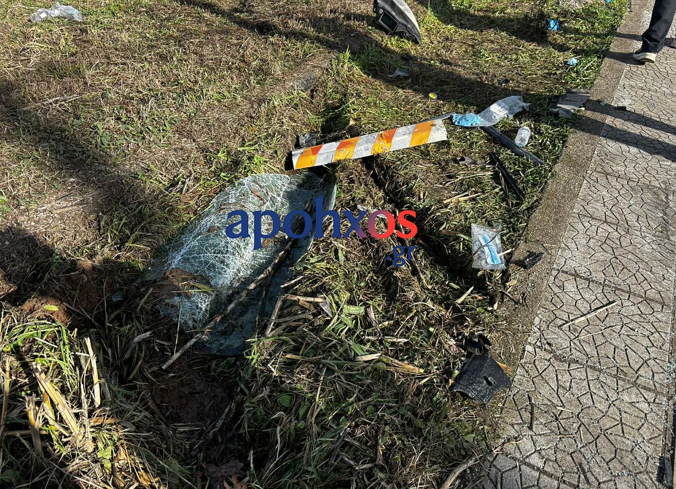 Λουλούδια και κεριά στο σημείο που έχασαν τη ζωή του από τροχαίο ο 19χρονος Νίκος και η 17χρονη Αγγελική από την Πάτρα