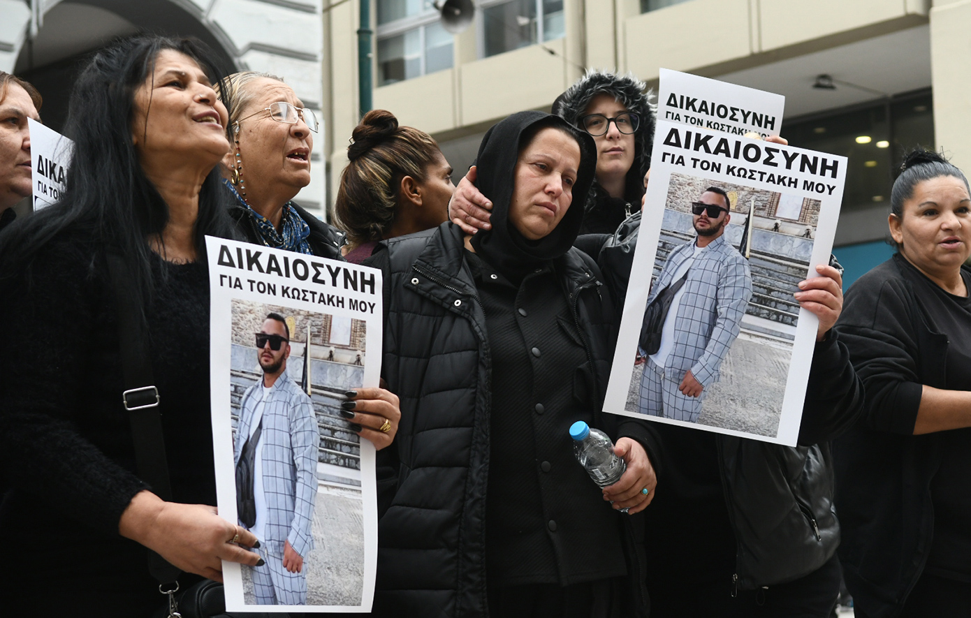 Παραδόθηκε και πέμπτος δράστης για τον ξυλοδαρμό μέχρι θανάτου του 30χρονου στην Πάτρα &#8211; Οργή συγγενών έξω από τα δικαστήρια