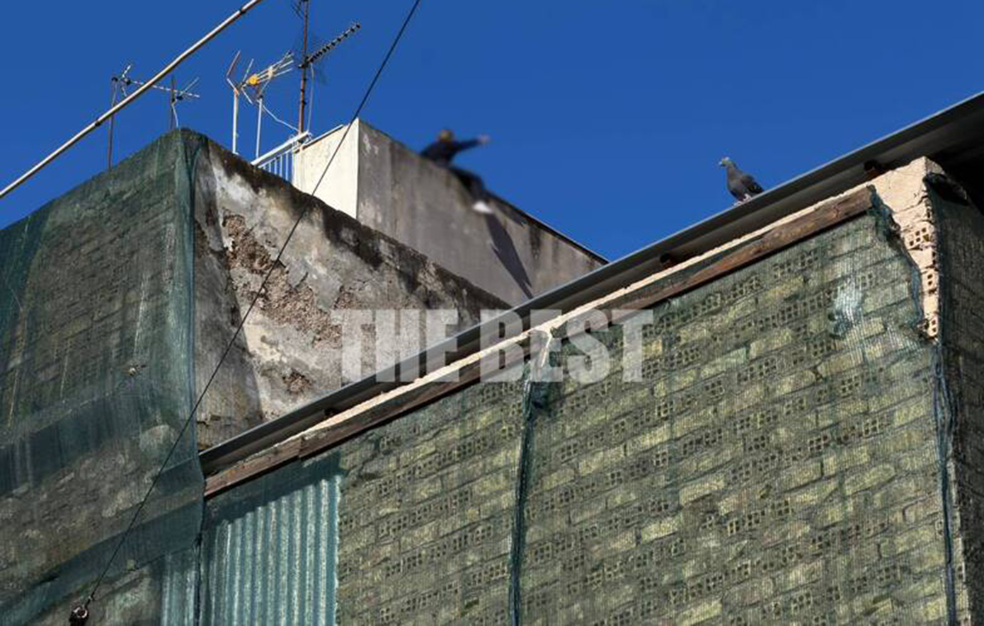 Συναγερμός στην Πάτρα &#8211; Γυναίκα απειλεί να πέσει από ταράτσα πολυκατοικίας