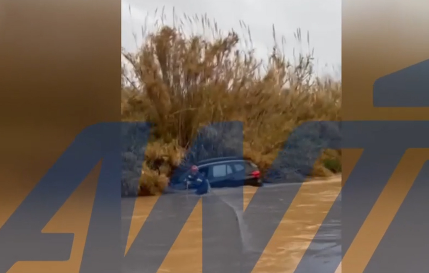 Πικέρμι: Βίντεο με δραματικό απεγκλωβισμό από τα ορμητικά νερά στο ρέμα Βάρδα – Παρασύρθηκαν δύο αυτοκίνητα