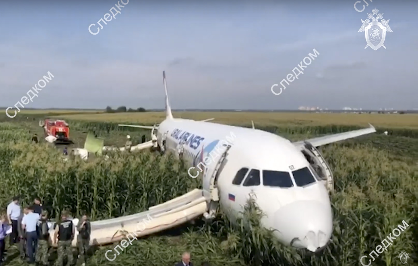 Ρώσος πιλότος έσωσε 167 ανθρώπους σε αναγκαστική προσγείωση &#8211; Η εταιρεία του ζητά να πληρώσει τις ζημιές στο αεροσκάφος