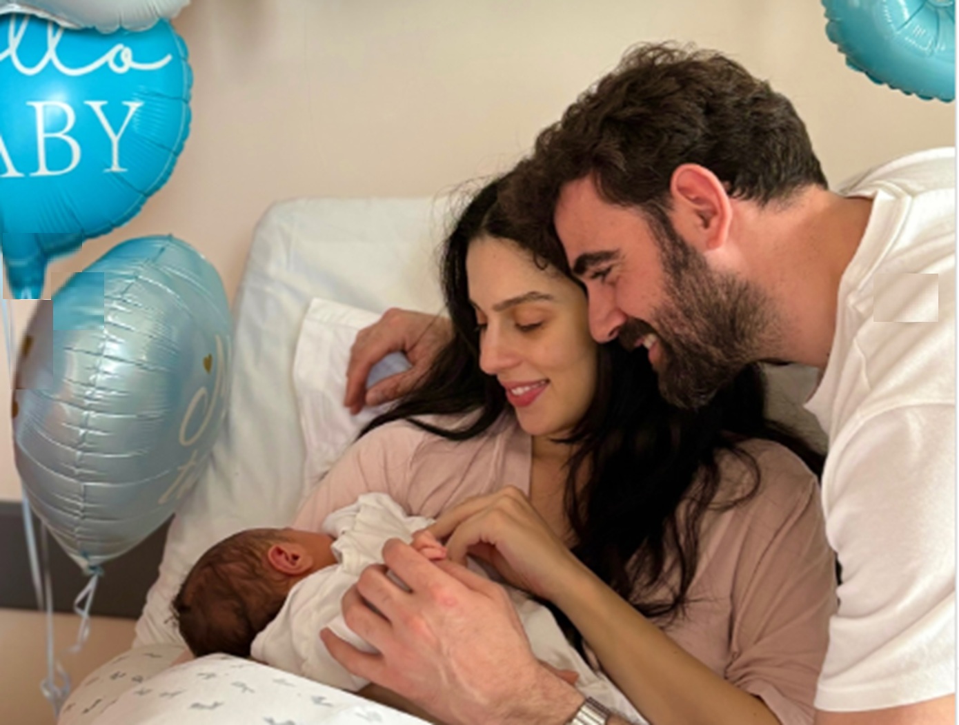 Ο ηθοποιός Νίκος Πολυδερόπουλος έγινε πατέρας &#8211; Η τρυφερή φωτογραφία με τη σύζυγό του και το αγοράκι τους