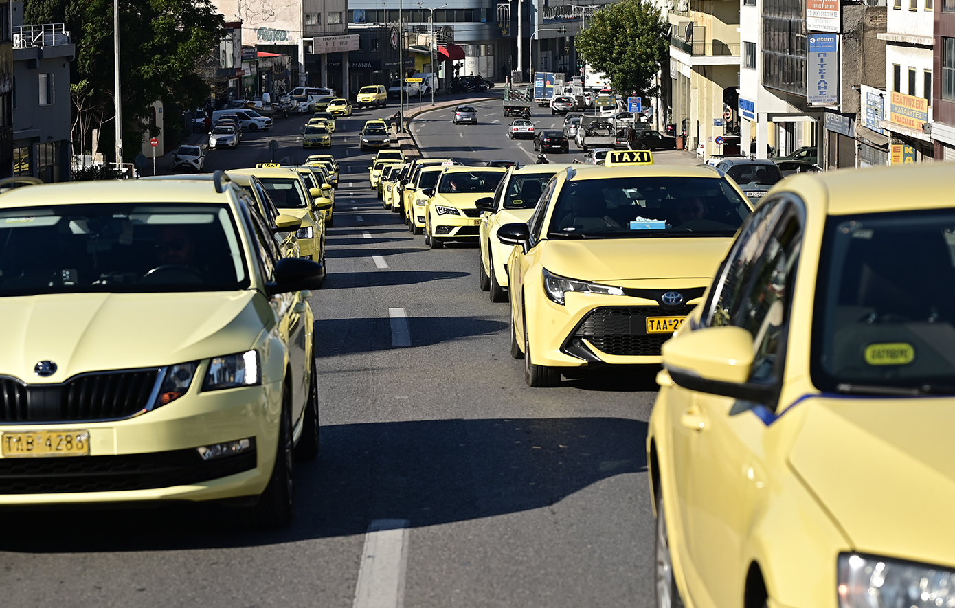 Νέα κινητοποίηση των ταξί &#8211; Με καπνογόνα και κόρνες προς το υπουργείο Μεταφορών