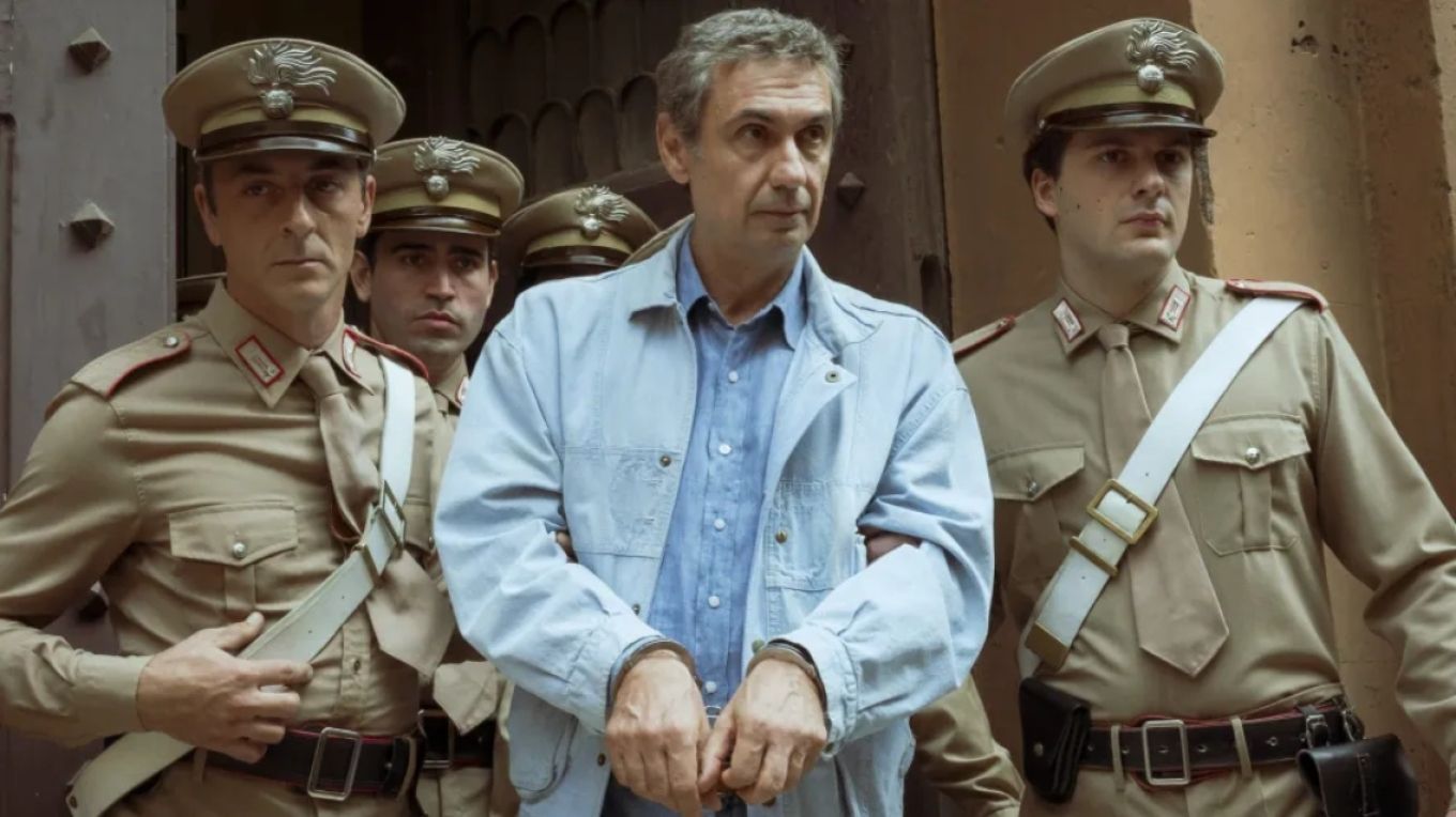 Portobello: Η σειρά για τον «βασιλιά» της ιταλικής τηλεόρασης που κατηγορήθηκε άδικα για διασυνδέσεις με τη μαφία