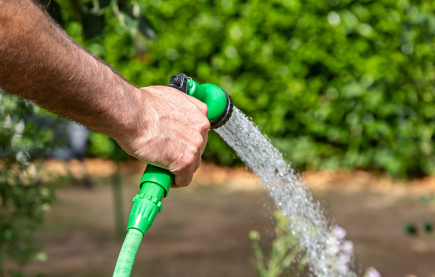 Από τις βροχές στη λειψυδρία η… Βρετανία – «Όχι» στο πότισμα των κήπων, το 2025 η θερμότερη χρονιά