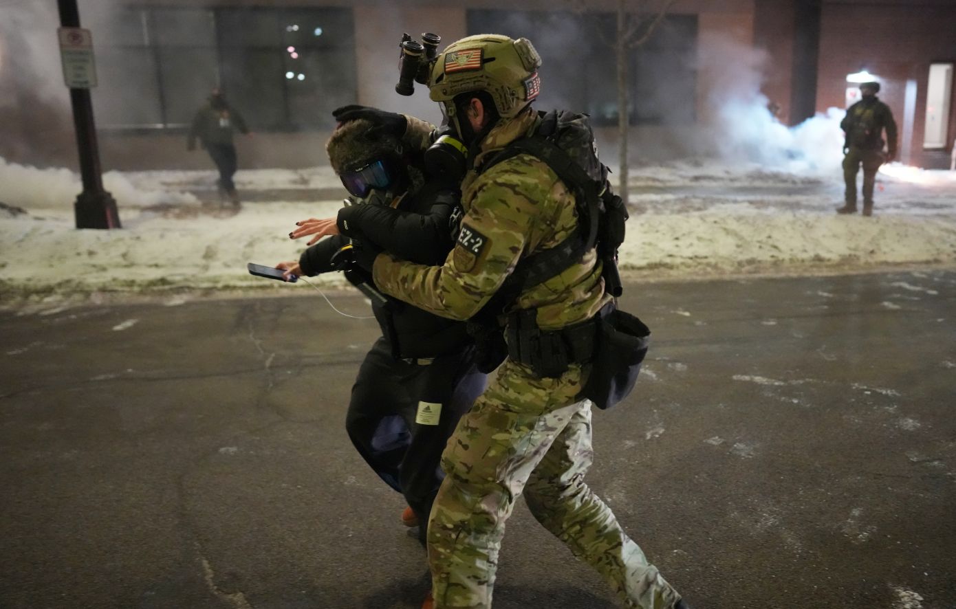 Ξεχειλίζει η οργή στις ΗΠΑ: Ο «αμείλικτος» Μποβίνο φεύγει από τη Μινεάπολη, ο Τραμπ στέλνει τον «τσάρο των συνόρων»