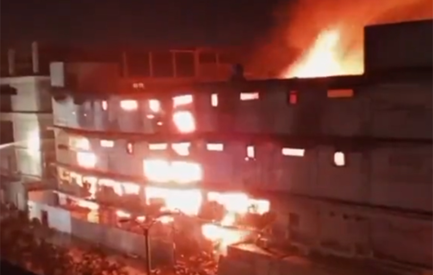 Αυξήθηκαν οι νεκροί από τη φωτιά σε εμπορικό κέντρο στο Πακιστάν &#8211; Έχουν ξεπεράσει τους 55