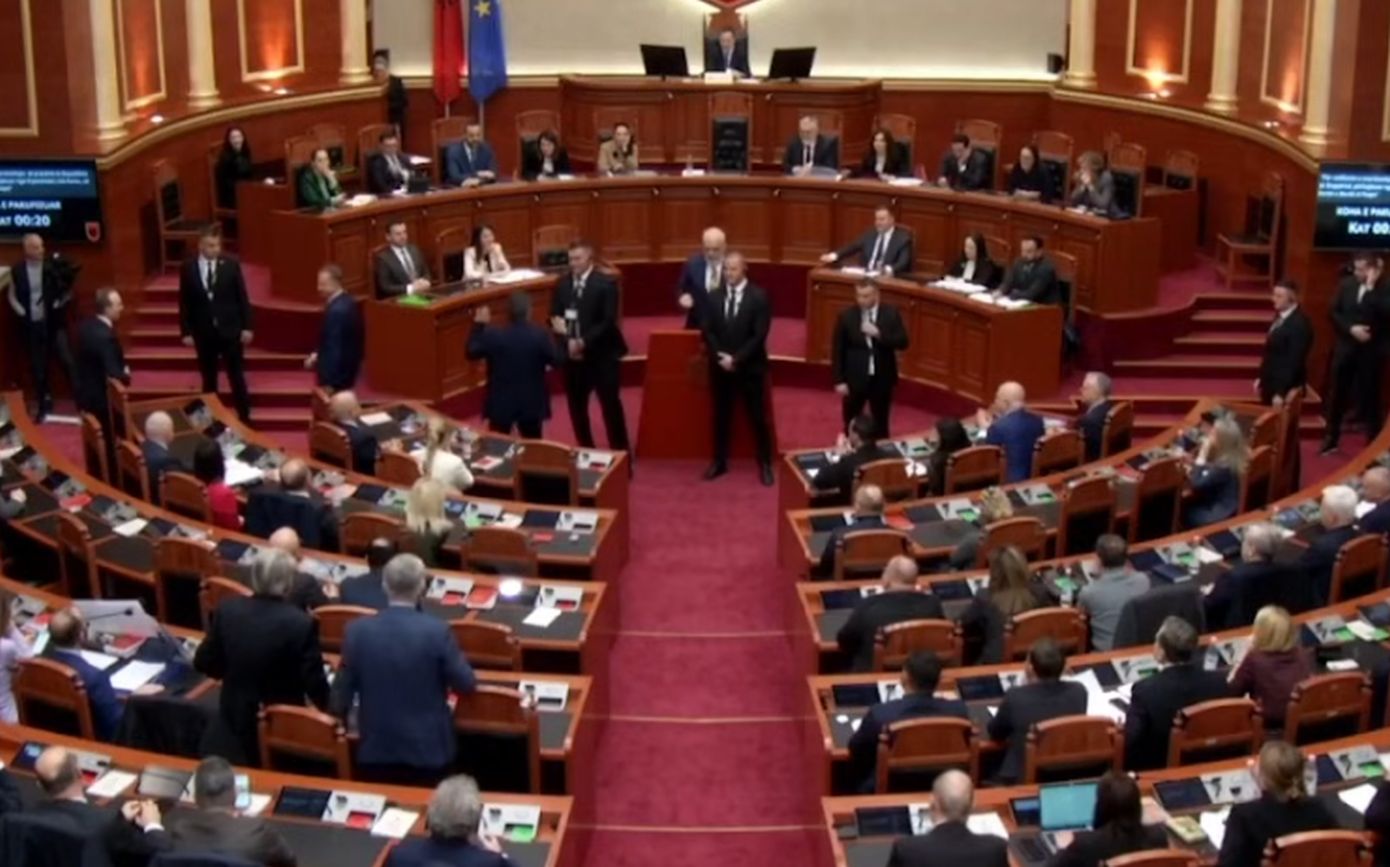 «Φύγε, έχεις πιει πολύ»: Οι φρουροί που έτρεξαν να προστατεύσουν τον Ράμα στην αλβανική Βουλή και η ατάκα σε βουλευτή