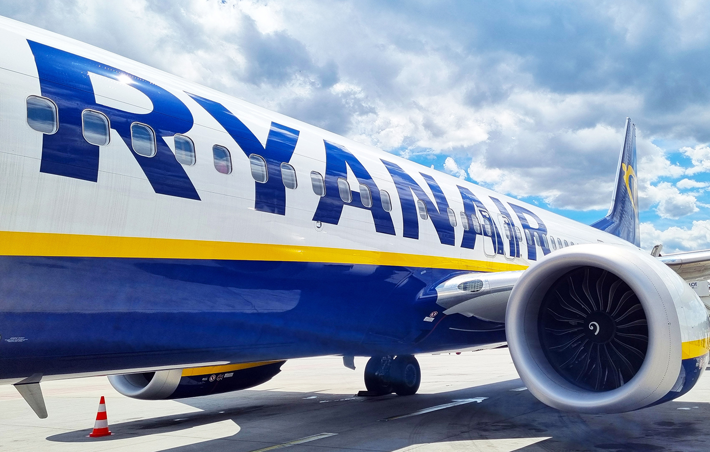 Ο διευθύνων σύμβουλος της Ryanair λέει ότι το περιστατικό με το παράθυρο του αεροσκάφους οφείλεται σε ξένο αντικείμενο