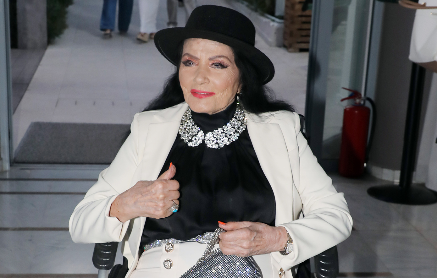 Στο νοσοκομείο η Ζωζώ Σαπουντζάκη &#8211; «Οι γιατροί είπαν ότι είναι μια χαρά», λέει στενή της φίλη