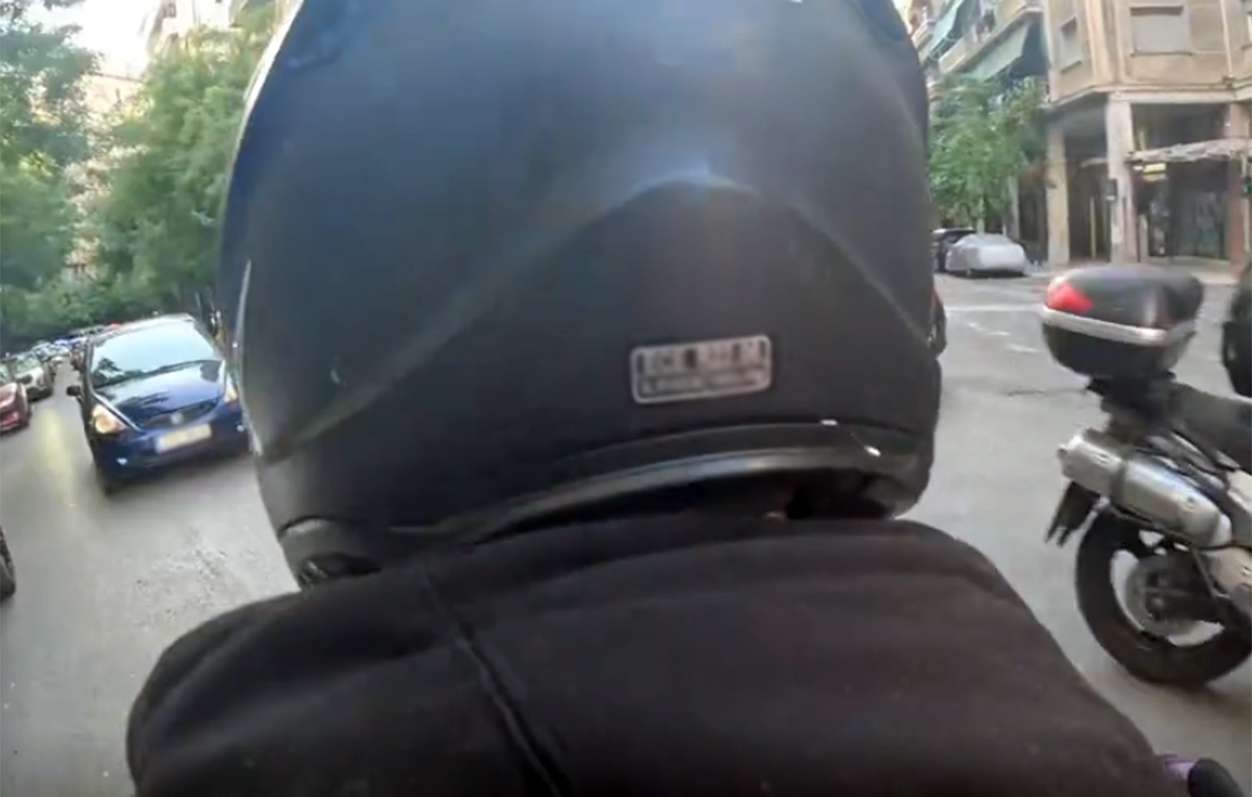 Ανεξέλεγκτη πορεία αναβάτη στο κέντρο της Αθήνας: Έκανε σφήνες, πέρασε με κόκκινο και ανέβασε βίντεο στο TikTok