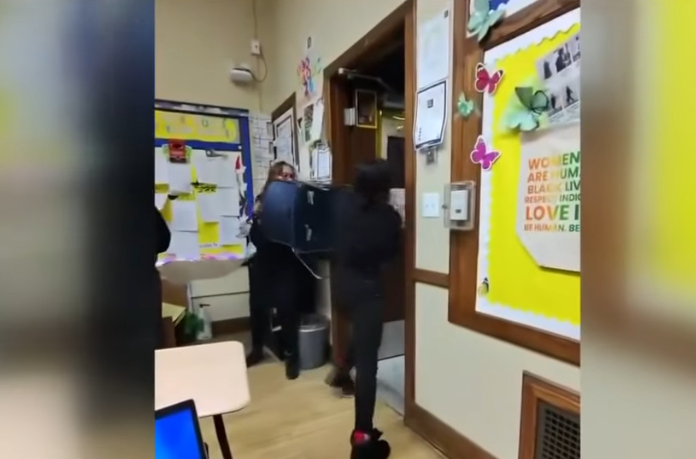 Τρομακτικό βίντεο με μαθήτρια να κυνηγά συμμαθήτριά της, μέσα στην τάξη, κρατώντας σουγιά