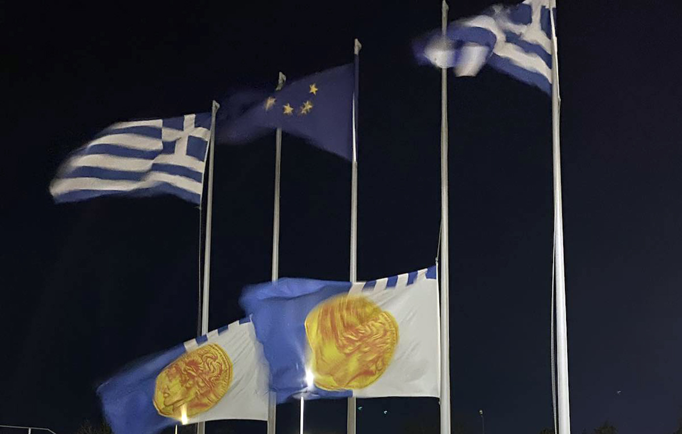 Μεσίστιες οι σημαίες στο δημαρχείο Θεσσαλονίκης για τους επτά φιλάθλους του ΠΑΟΚ που σκοτώθηκαν στη Ρουμανία