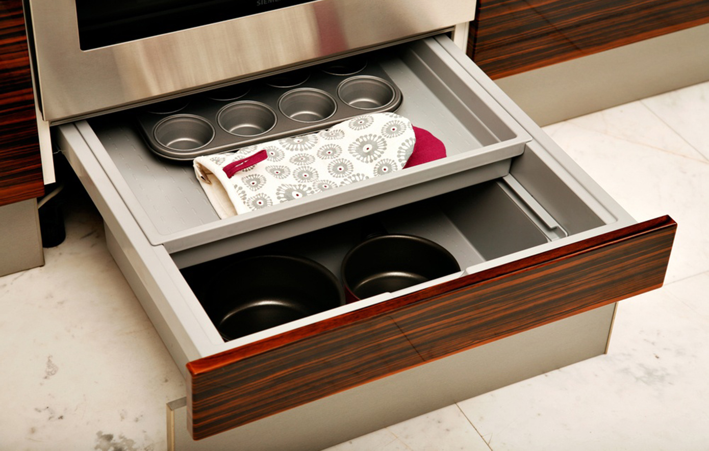 Τι κρύβει το συρτάρι στο κάτω μέρος του φούρνου – Η σωστή χρήση και οι κίνδυνοι που αγνοούμε