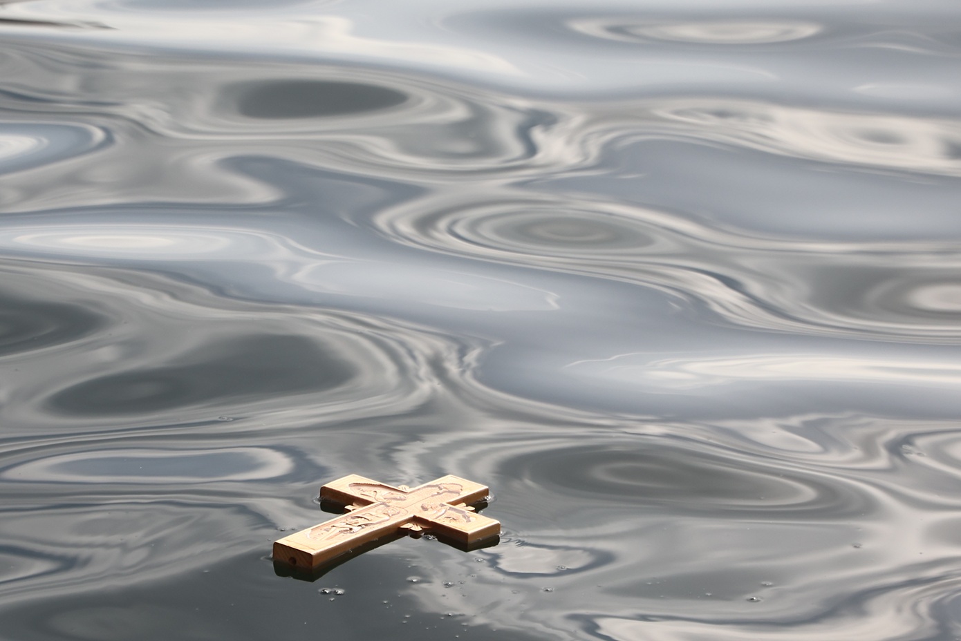 Στη Λεμεσό άνδρας έκλεψε τον σταυρό που έπιασε στα Θεοφάνια &#8211; Στην Αγία Νάπα ο χρυσός σταυρός χάθηκε στον βυθό