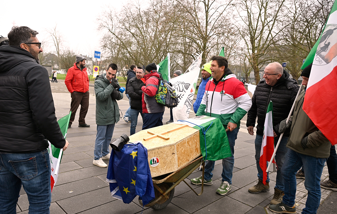 Πολιορκία στο Στρασβούργο: Οι Γάλλοι αγρότες  διαδήλωσαν στο Ευρωκοινοβούλιο για τη Mercosur