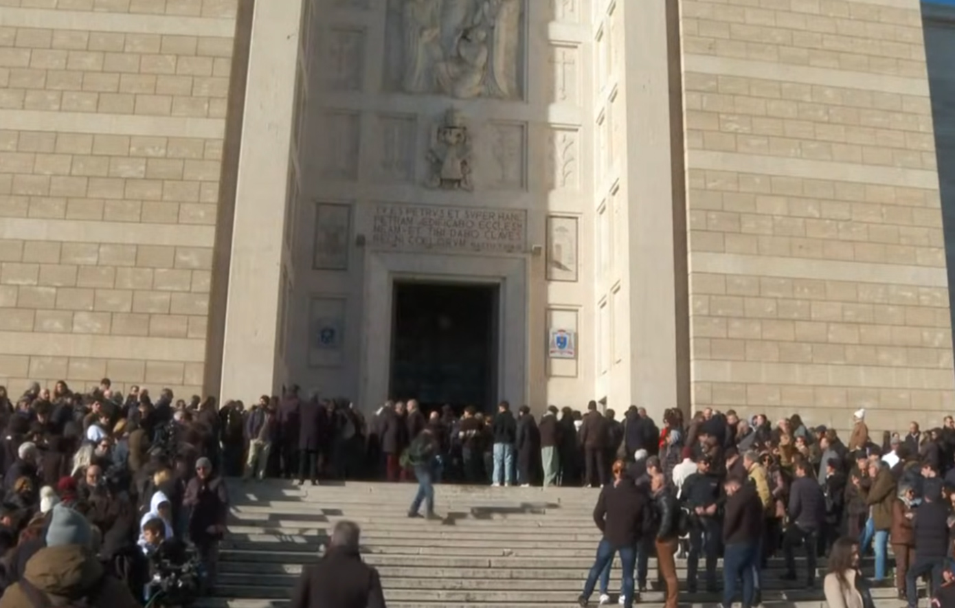 Τραγωδία στο Κραν Μοντανά: Πλήθος κόσμου για το τελευταίο αντίο στον 16χρονο Ρικάρντο, ένα από τα θύματα της φονικής πυρκαγιάς