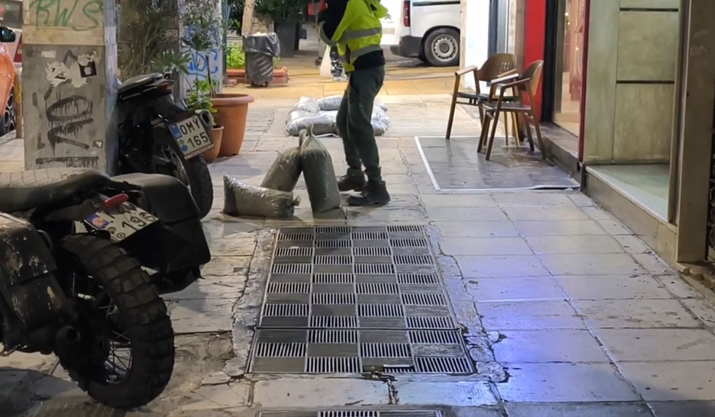 Τι είναι τα σακιά και τα νάιλον που βάζουν συνεργεία σε σχάρες στον δρόμο όταν έχει κακοκαιρία