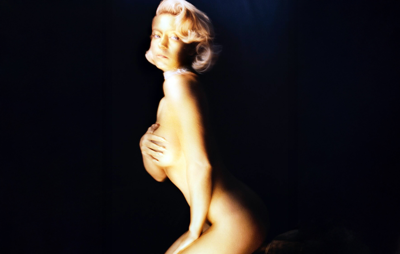 Η Σίντνεϊ Σουίνι ντυμένη μόνο με χρυσό στο εξώφυλλο του W magazine