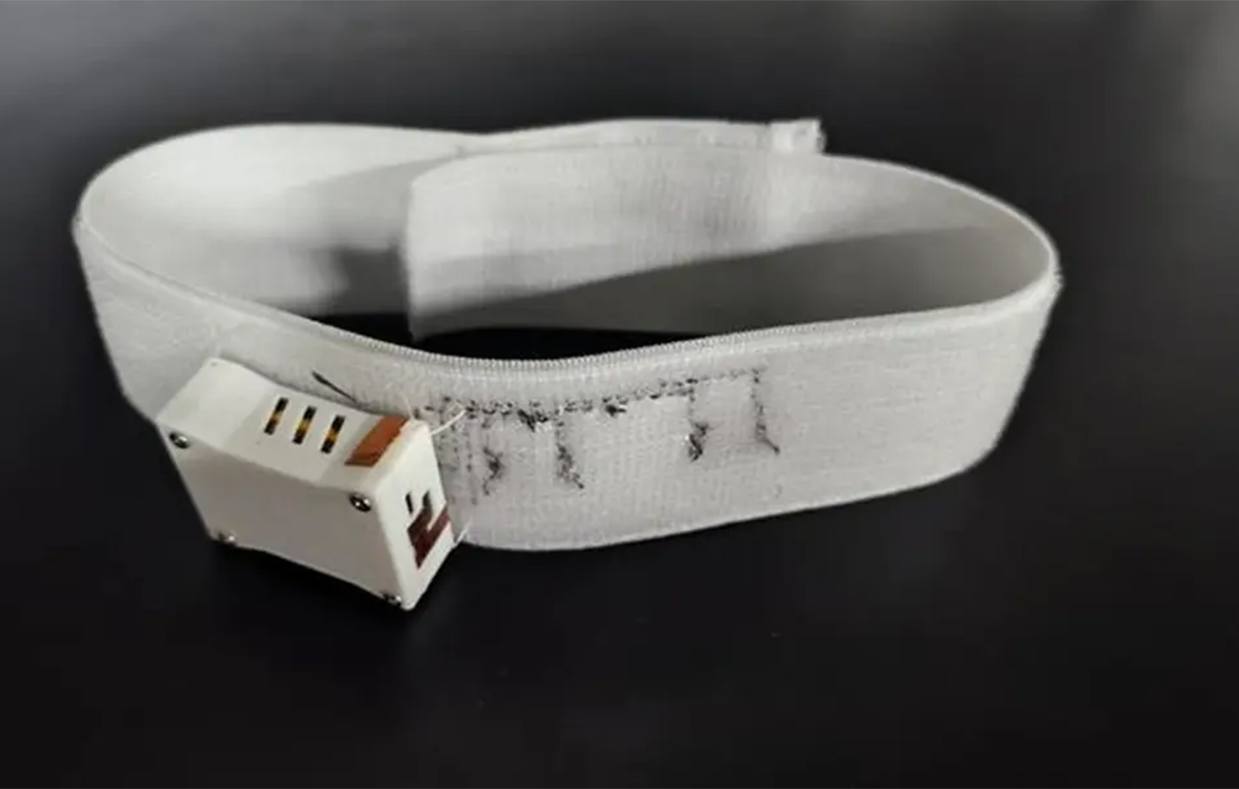 Επιστήμονες στο Κέιμπριτζ λανσάρουν κολάρο που βοηθά όσους υπέστησαν εγκεφαλικό να ανακτήσουν την ομιλία τους