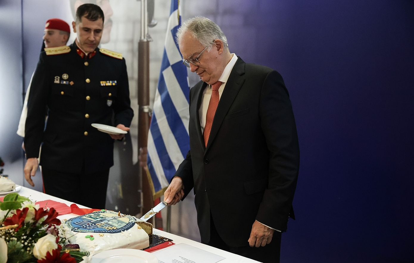 Τασούλας στην κοπή πίτας της Προεδρικής Φρουράς: «Είστε οι αετοί του στρατεύματος»