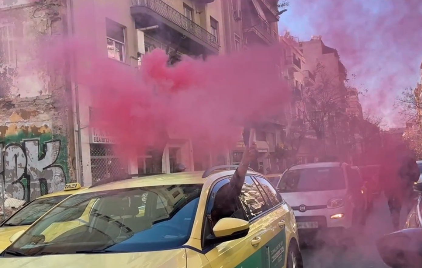 Απεργία ταξί: Με καπνογόνα και κόρνες κατευθύνονται στο υπουργείο Μεταφορών οι οδηγοί &#8211; «Δεν κάνουμε πίσω»