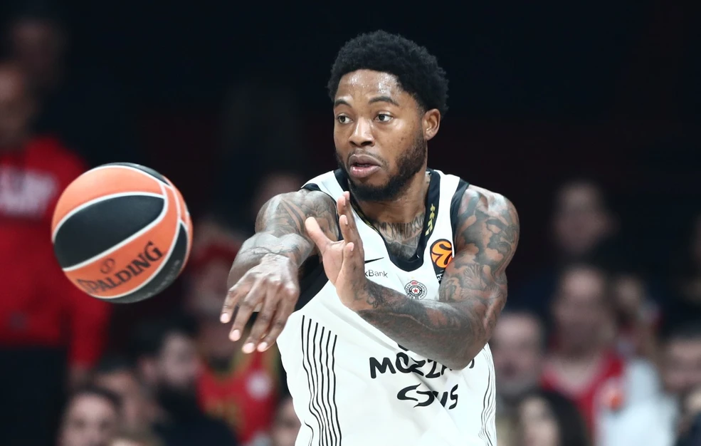 Ολυμπιακός: Επίσημα «ερυθρόλευκος» ο Ταϊρίκ Τζόουνς