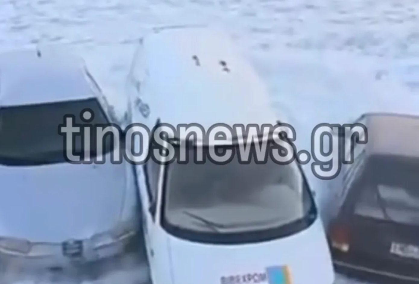 Χαμός από την κακοκαιρία στην Τήνο &#8211; Τα κύματα κάλυψαν το λιμάνι και παρέσυραν αυτοκίνητα