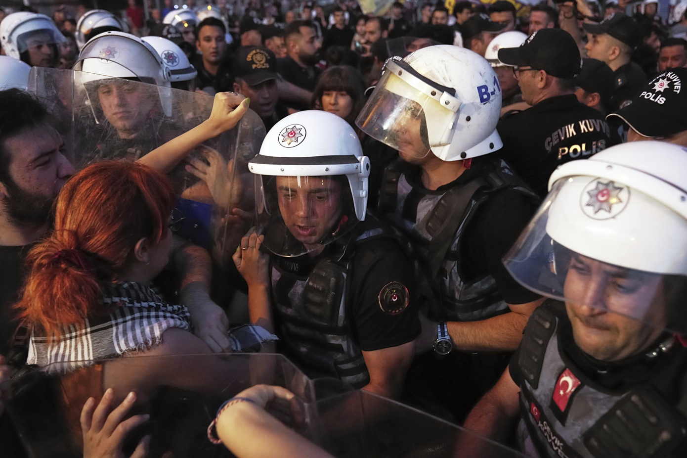 Συνελήφθη Γάλλος δημοσιογράφος στην Τουρκία σε διαμαρτυρία για τη συριακή επίθεση κατά Κούρδων