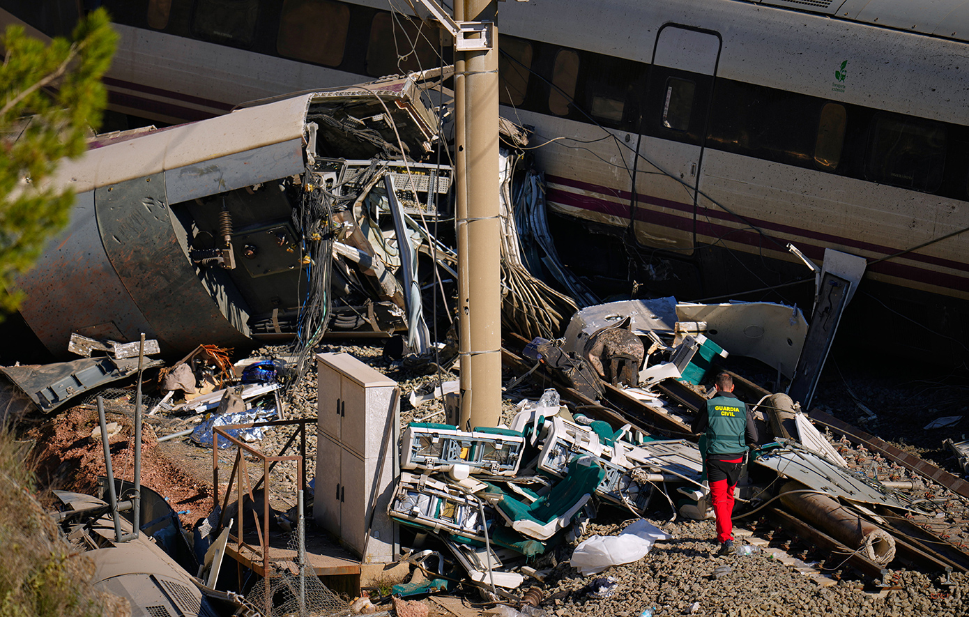 Τραγωδία στην Ισπανία: Στο σημείο του δυστυχήματος το βασιλικό ζεύγος – Τι δείχνουν οι έρευνες για τα αίτια