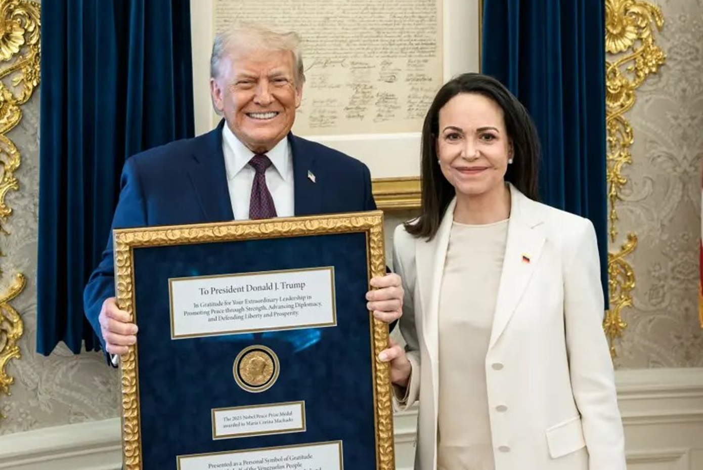 Ο Τραμπ παρέλαβε το Νόμπελ Ειρήνης από τη Ματσάδο &#8211; «Υπέροχη ένδειξη αμοιβαίου σεβασμού»