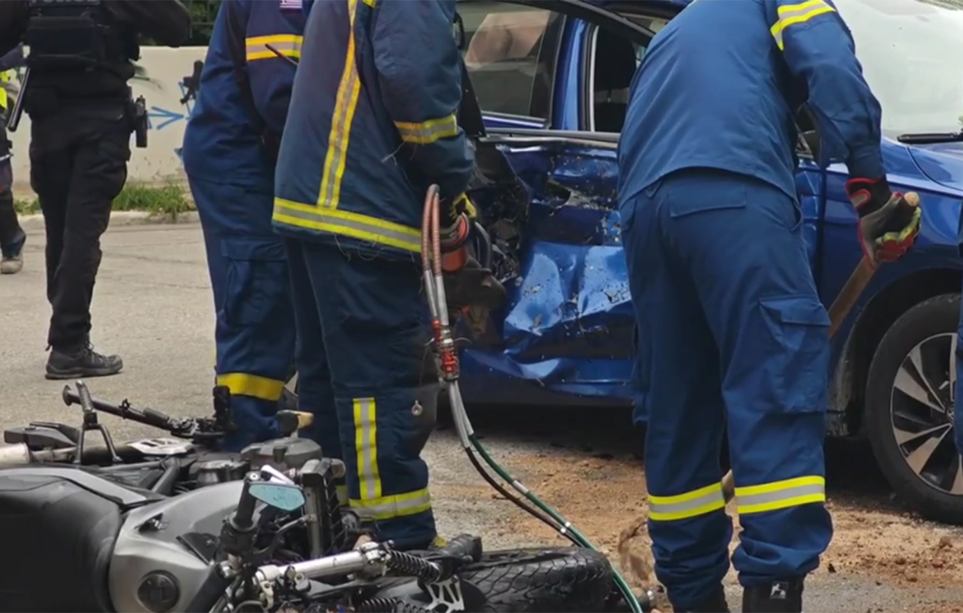Τροχαίο στον Βύρωνα: Αυτοκίνητο συγκρούστηκε με δίκυκλο &#8211; Στο νοσοκομείο οι αναβάτες της μηχανής