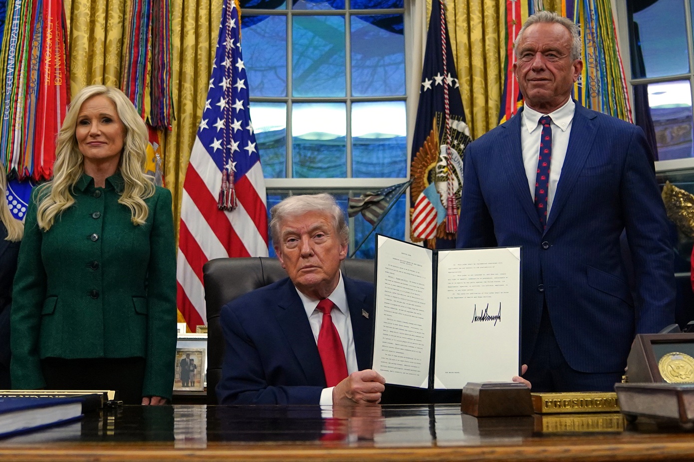 Ο Τραμπ προειδοποιεί χώρες που προμηθεύουν πετρέλαιο στην Κούβα με νέους δασμούς