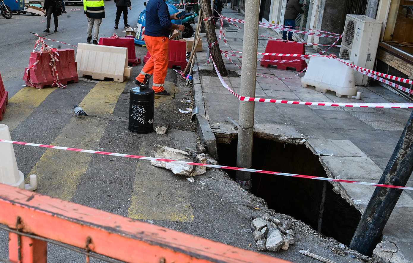 Άνοιξε τρύπα στο έδαφος στη Βασιλέως Γεωργίου και «ρούφηξε» κολόνα &#8211; Κυκλοφοριακές ρυθμίσεις στο σημείο