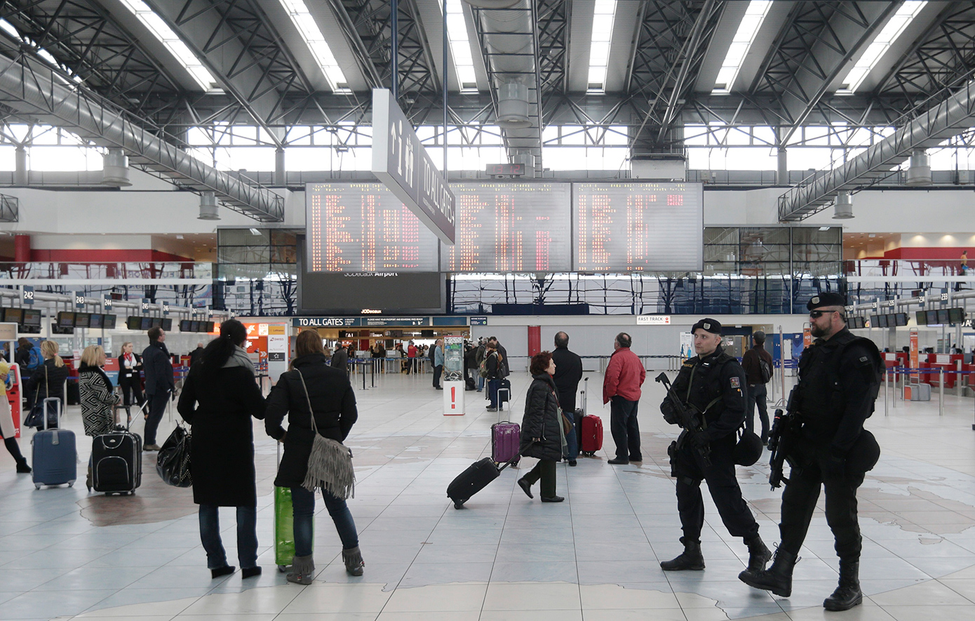 Έκλεισε το αεροδρόμιο της Βιέννης λόγω παγετού &#8211; Προβλήματα σε πτήσεις και στο αεροδρόμιο της Πράγας