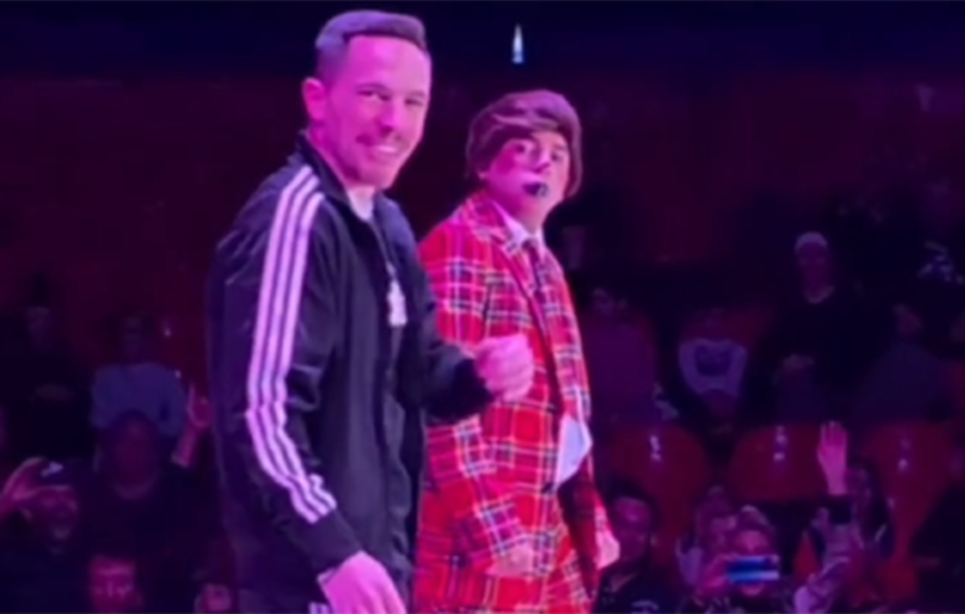 Αποθεώθηκε ο Λευτέρης Πετρούνιας στο τσίρκο: Ανέβηκε στη σκηνή και έκανε σόου