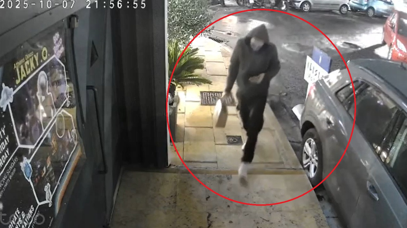 Καρέ-καρέ η στιγμή που ο δράστης αφήνει τη βόμβα έξω από τη ντισκοτέκ Jacky O &#8211; Δείτε το βίντεο