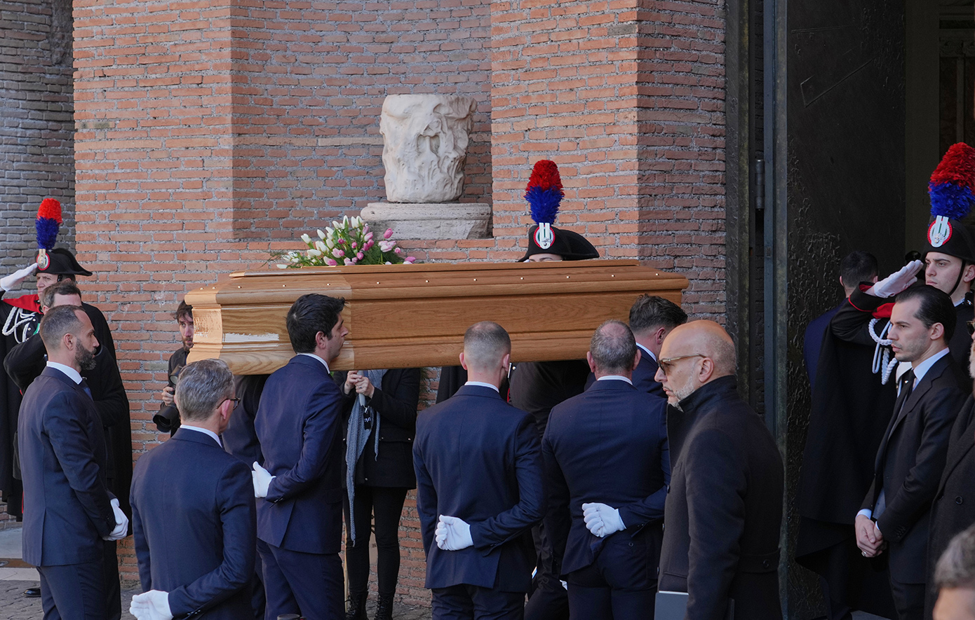 Valentino: Στην εκκλησία Σάντα Μαρία Ντελι Άντζελι της Ρώμης τελείται η κηδεία του σχεδιαστή μόδας