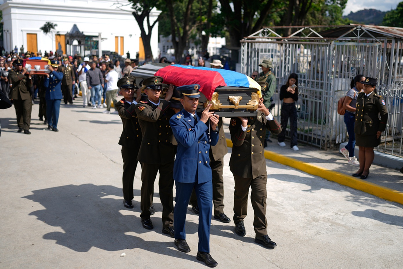 «Υπάρχει κηλίδα στις σχέσεις μας με τις ΗΠΑ», λέει η προσωρινή πρόεδρος της Βενεζουέλας – 100 οι νεκροί από την επίθεση