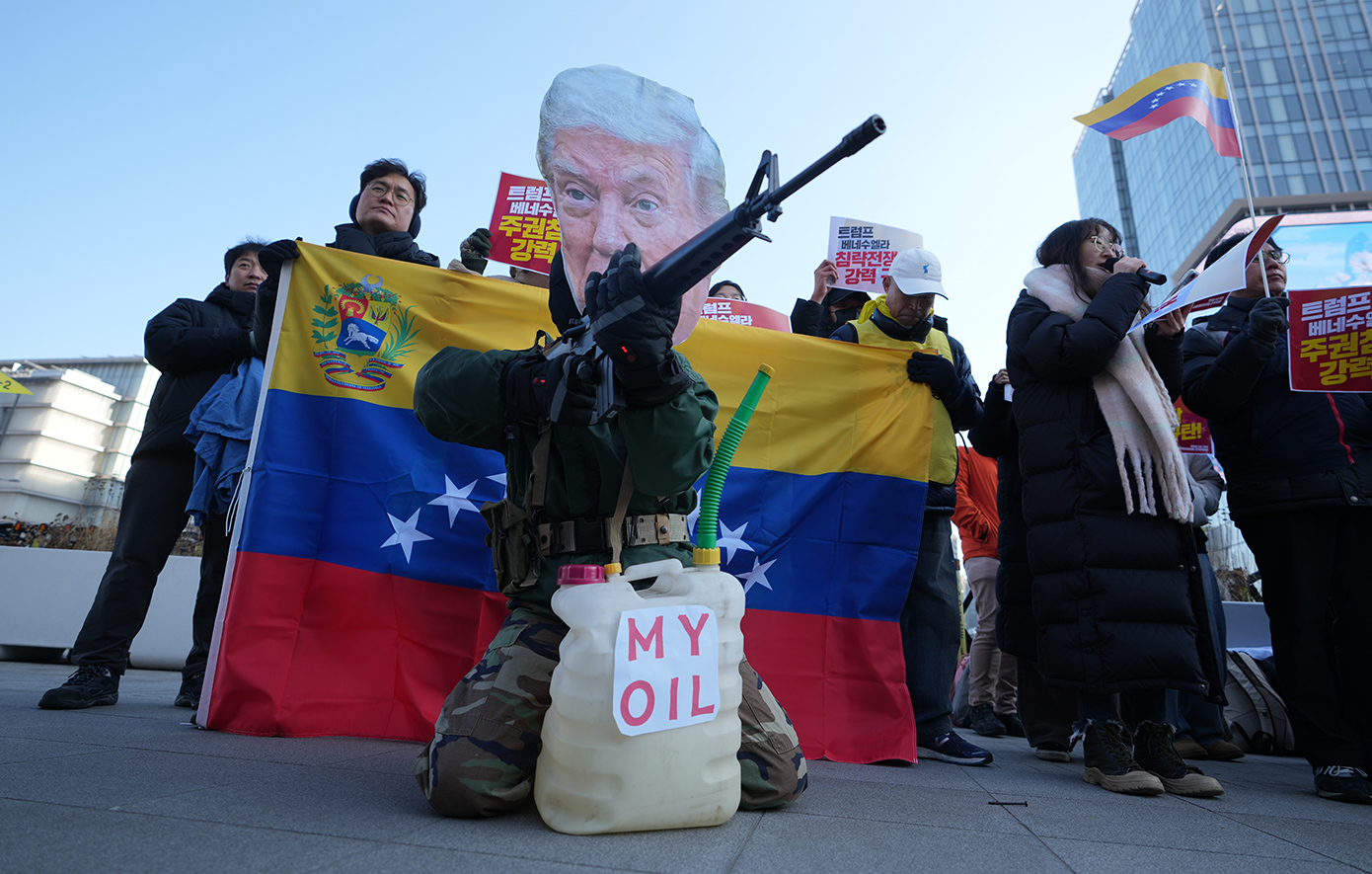 Πώς η κατάληψη της Βενεζουέλας από τις ΗΠΑ φέρνει τα «πάνω κάτω» στην παγκόσμια γεωπολιτική σκηνή