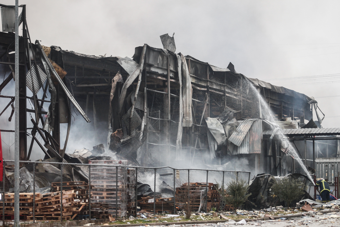 Θρήνος στα Τρίκαλα για τις γυναίκες που απανθρακώθηκαν στη «Βιολάντα» &#8211; Τα σενάρια για την τραγωδία και η φονική έκρηξη
