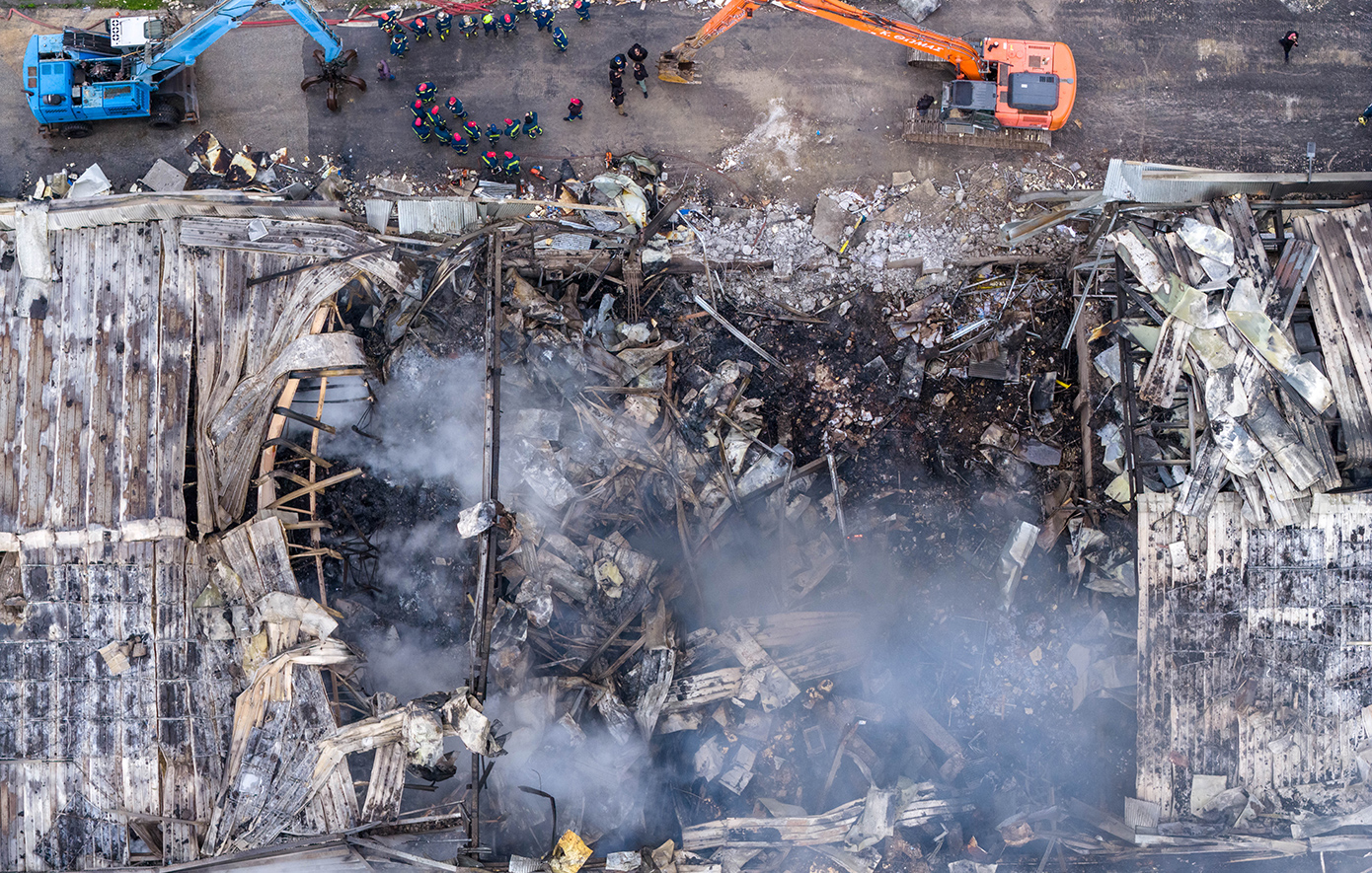 Η επόμενη ημέρα στην κατεστραμμένη μπισκοτοβιομηχανία «Βιολάντα», το εργοστάσιο ακόμη «καπνίζει» &#8211; Δείτε φωτογραφίες