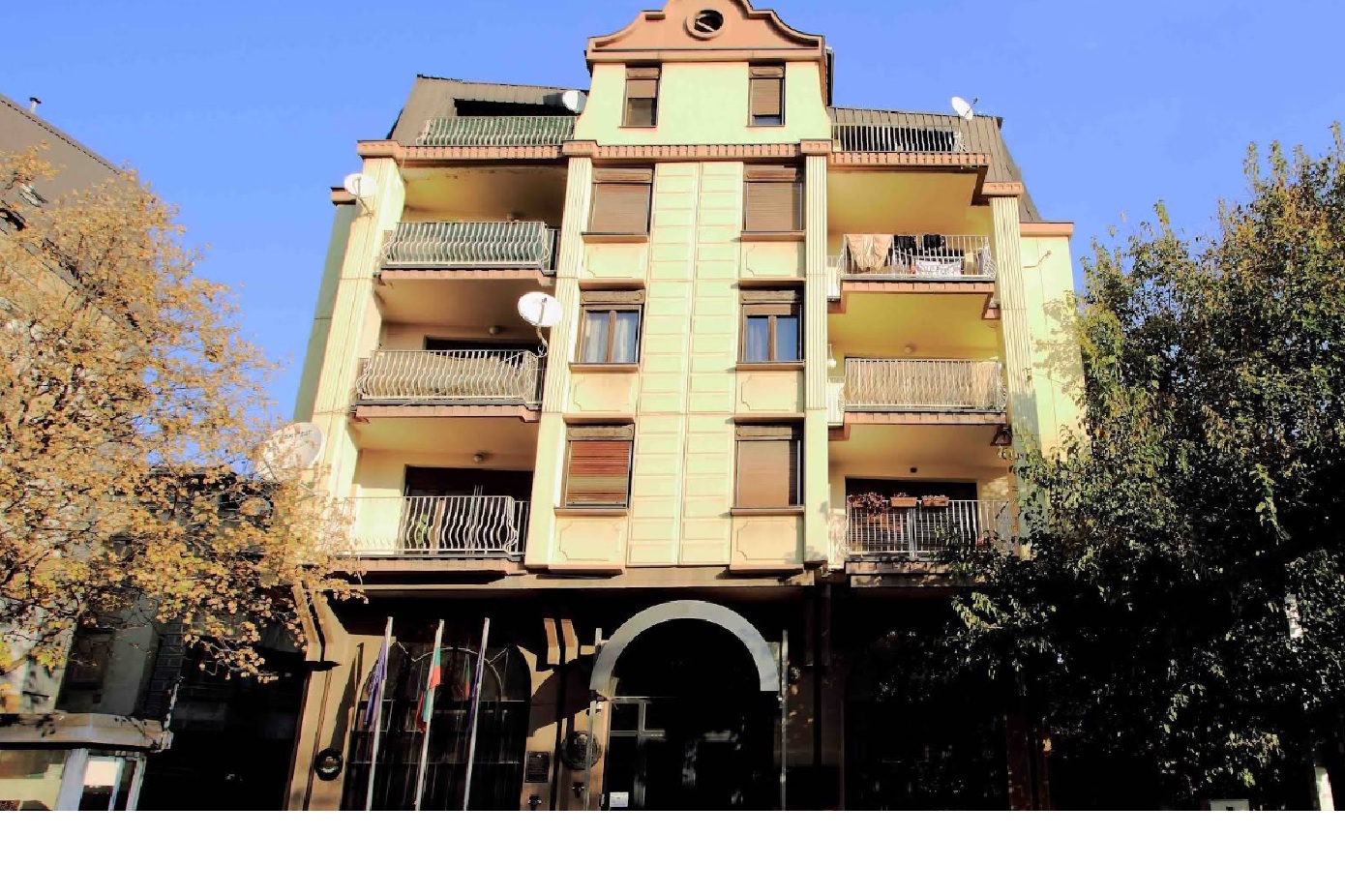 Σκόπια: Άγνωστοι έσπασαν τα τζάμια της πρεσβείας της Βουλγαρίας – Έντονη αντίδραση της Σόφιας