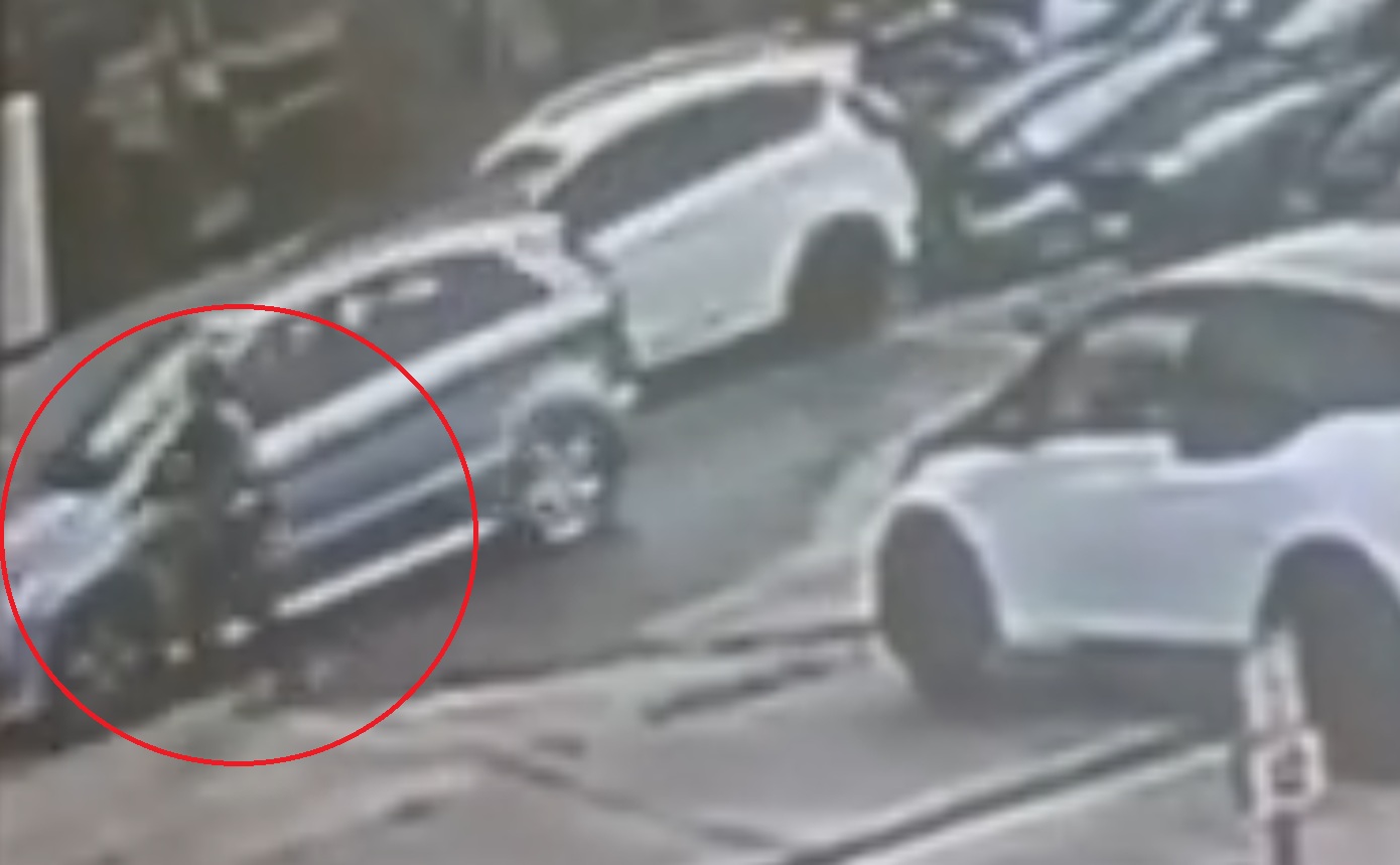 Νέο βίντεο- ντοκουμέντο από την παράσυρση της υπαλλήλου των ΕΛΤΑ &#8211; Η γυναίκα έσπασε το χέρι της